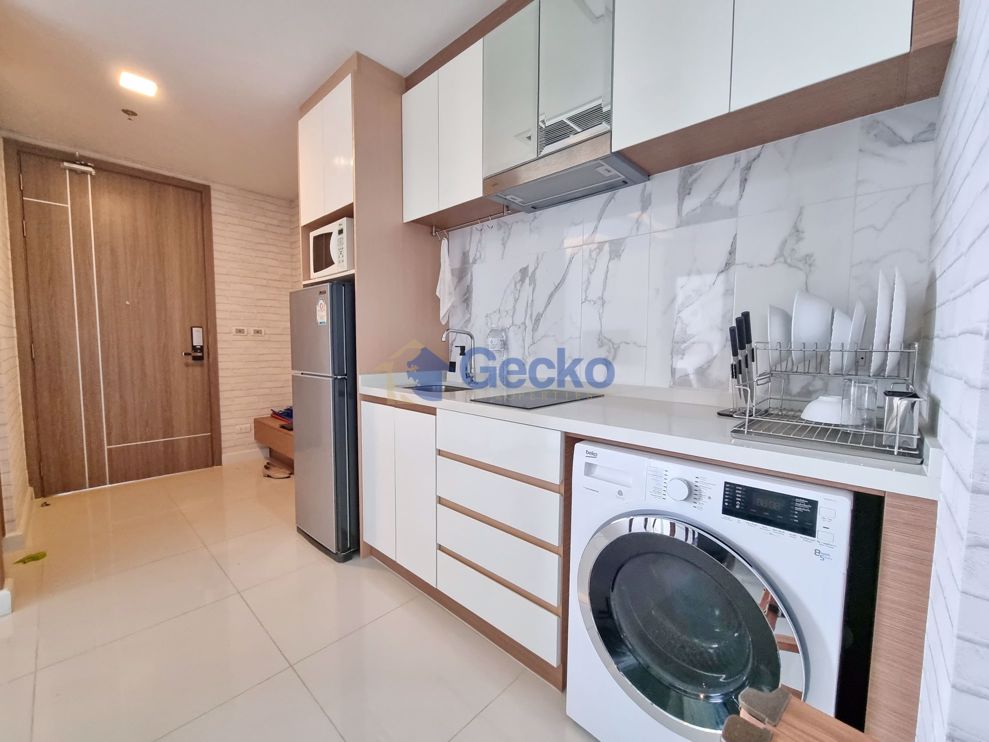 1 ห้องนอน คอนโดมิเนี่ยม in Del Mare บางเสร่ C008924 (Photo 1)