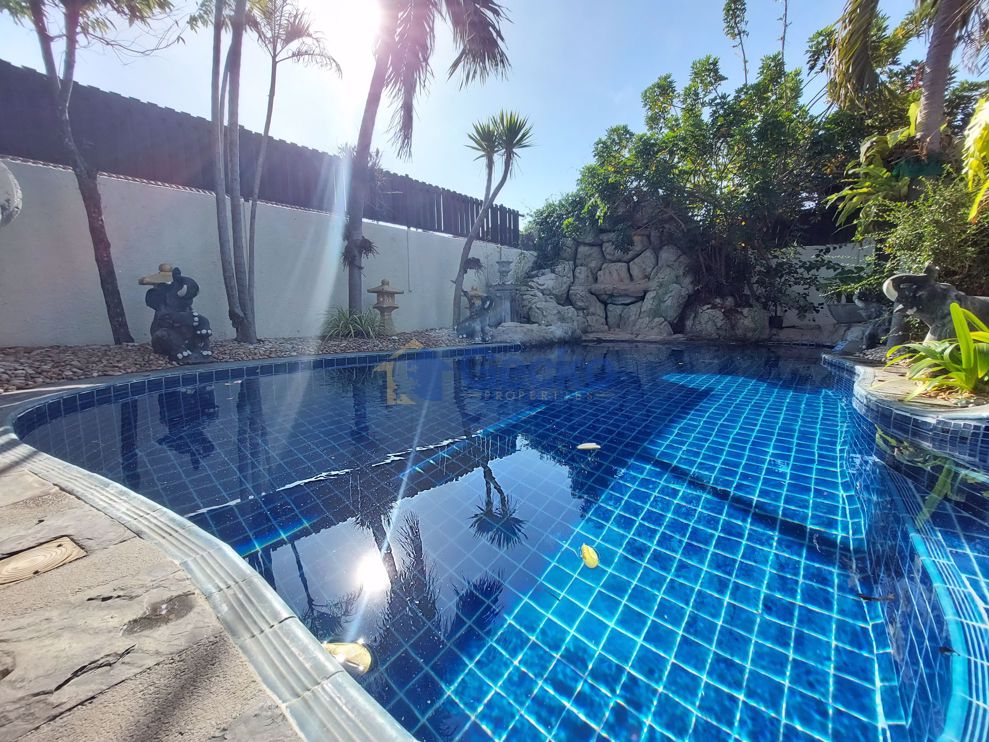 4 ห้องนอน บ้าน in Freeway Villas  พัทยาตะวันออก H010256 (Photo 2)