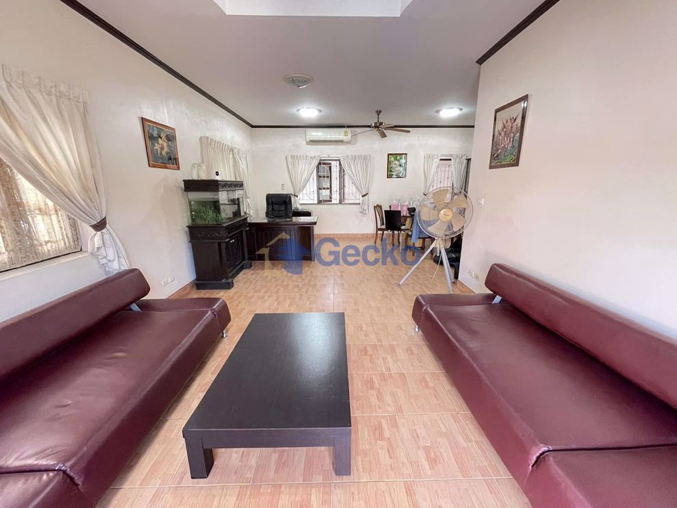 3 Bedrooms House  East Pattaya H010495 (Photo 1)