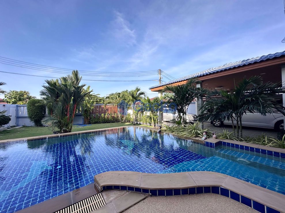 4 Bedrooms House  East Pattaya H010501 (Photo 1)