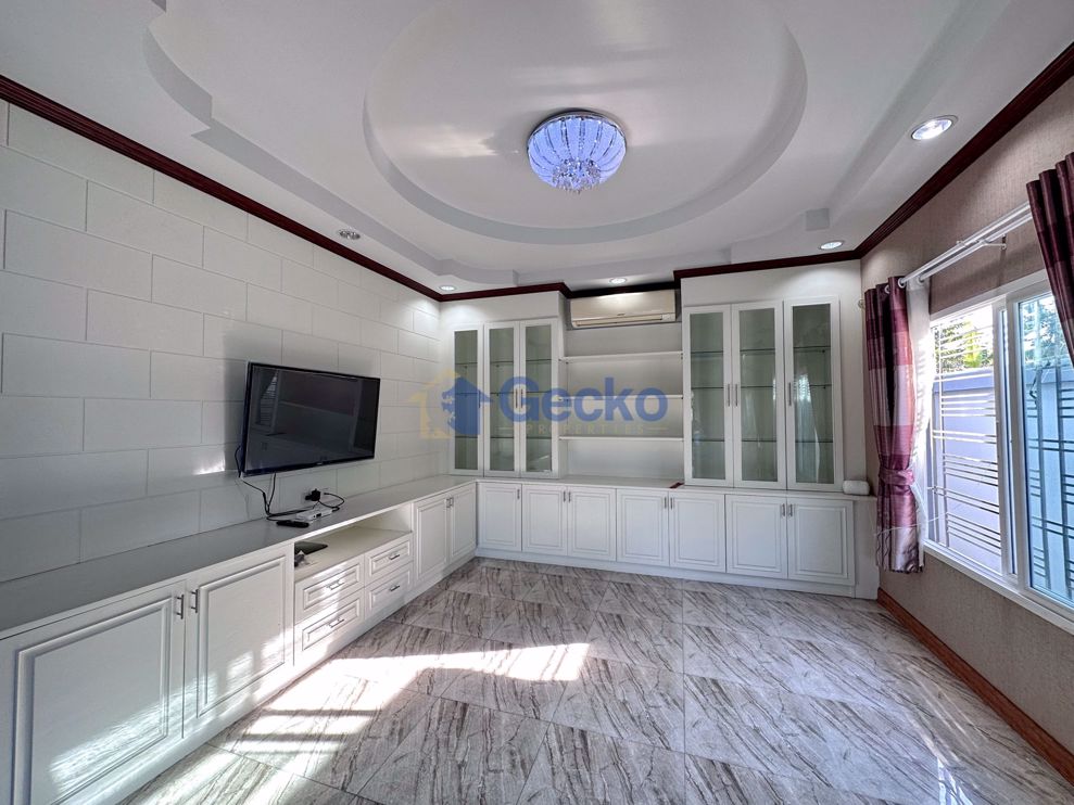 4 Bedrooms House  East Pattaya H010501 (Photo 4)