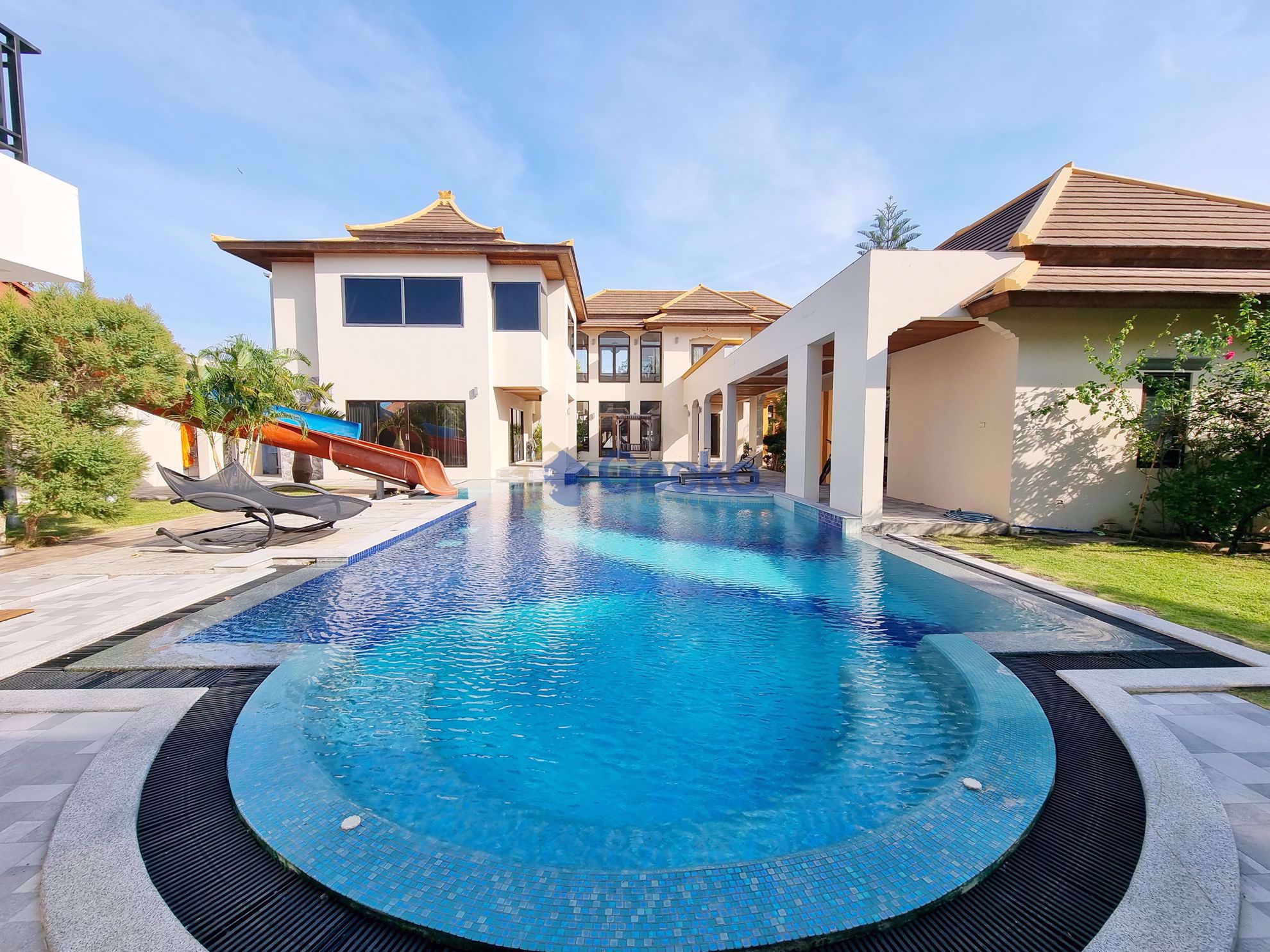 7 Bedrooms House in Phutara  East Pattaya H010513