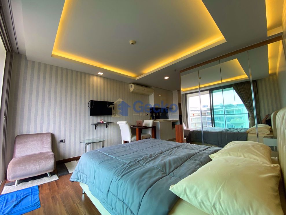 Studio Condo in The Peak Towers Pratumnak C010565 (Photo 3)