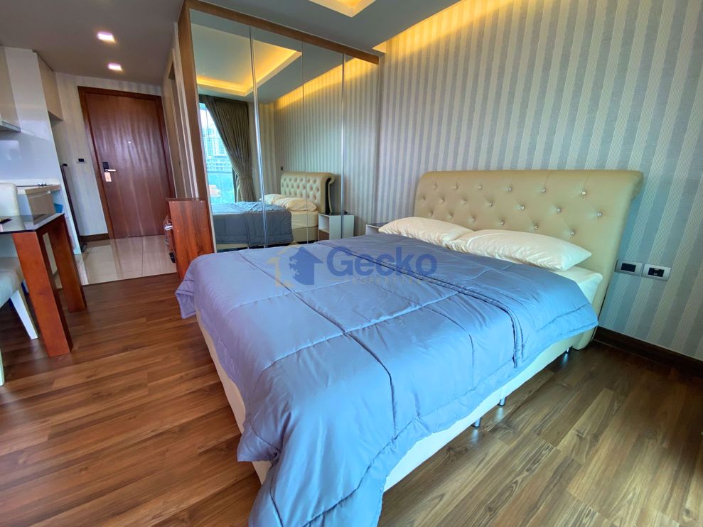 Studio Condo in The Peak Towers Pratumnak C010565 (Photo 2)