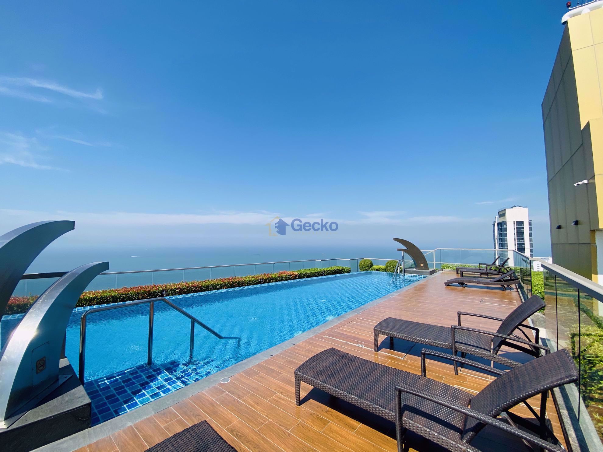 Studio Condo in The Peak Towers Pratumnak C010565