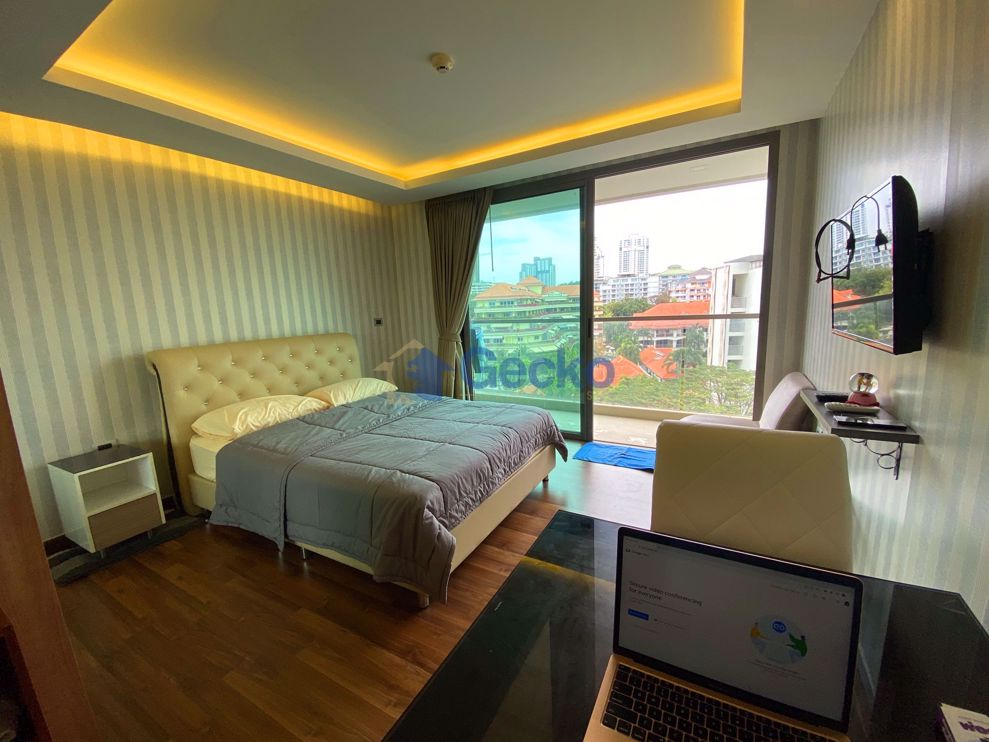 Studio Condo in The Peak Towers Pratumnak C010565 (Photo 1)