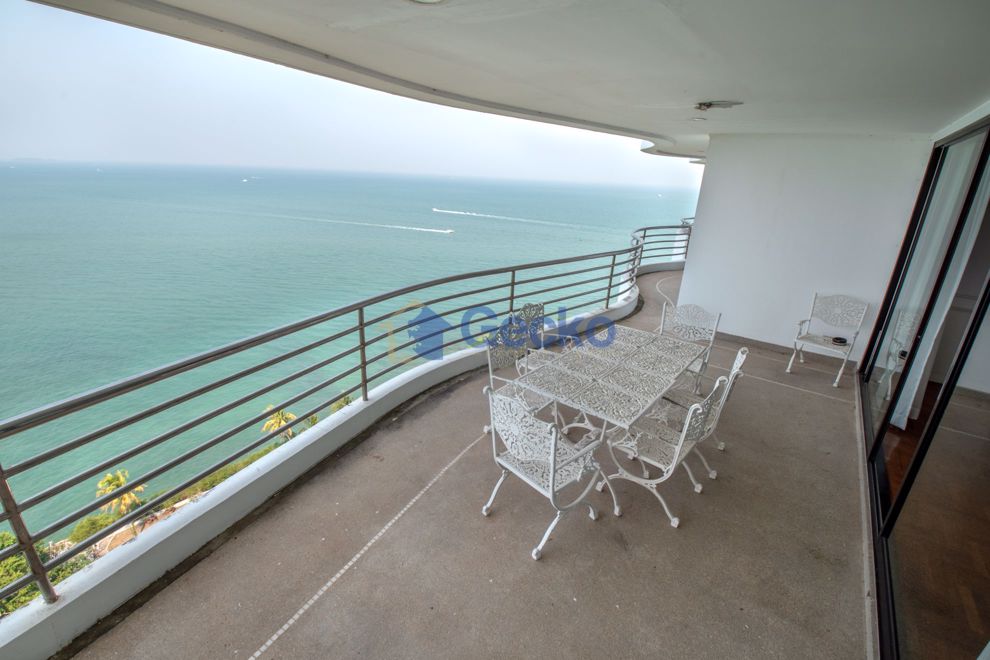3 Bedrooms Condo in Royal Cliff Garden Pratumnak C010606 (Photo 1)