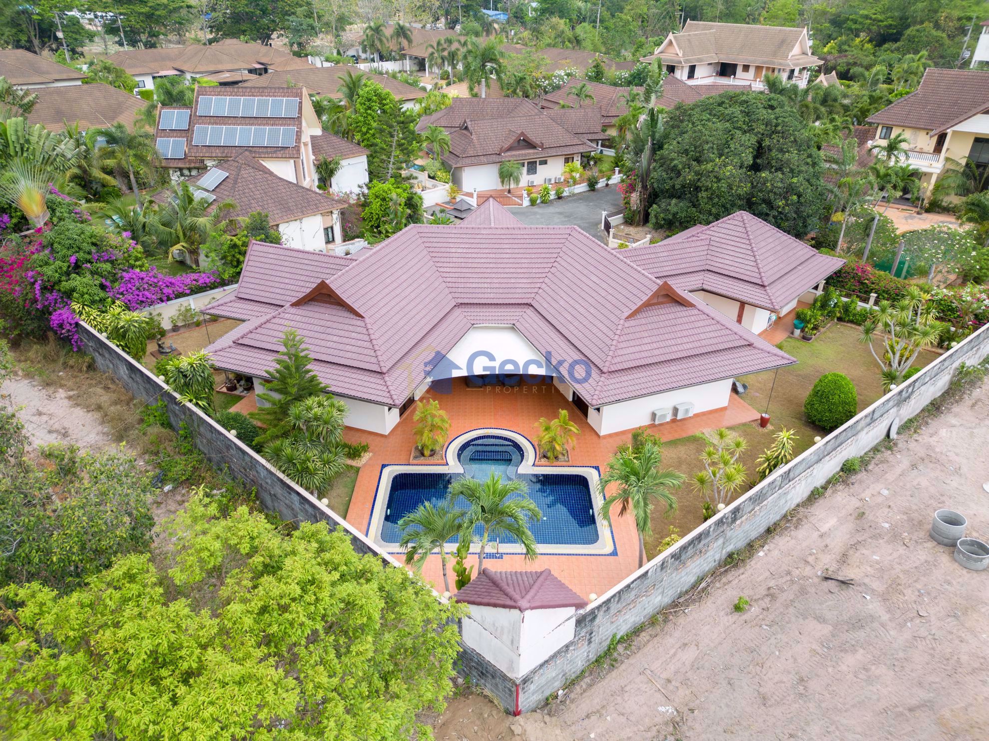 3 Bedrooms House in The Lanterns  East Pattaya H010677