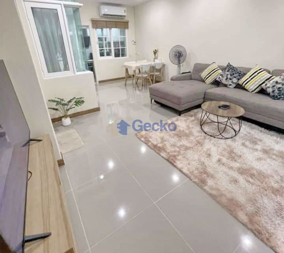 4 Bedrooms House in Golden Town  East Pattaya H010773 (Photo 1)