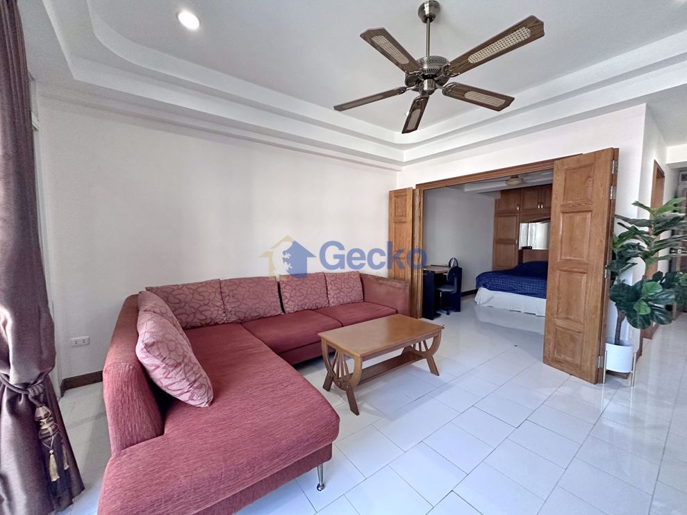 1 ห้องนอน คอนโดมิเนี่ยม in Center Condotel พัทยาใต้ C010824 (Photo 2)