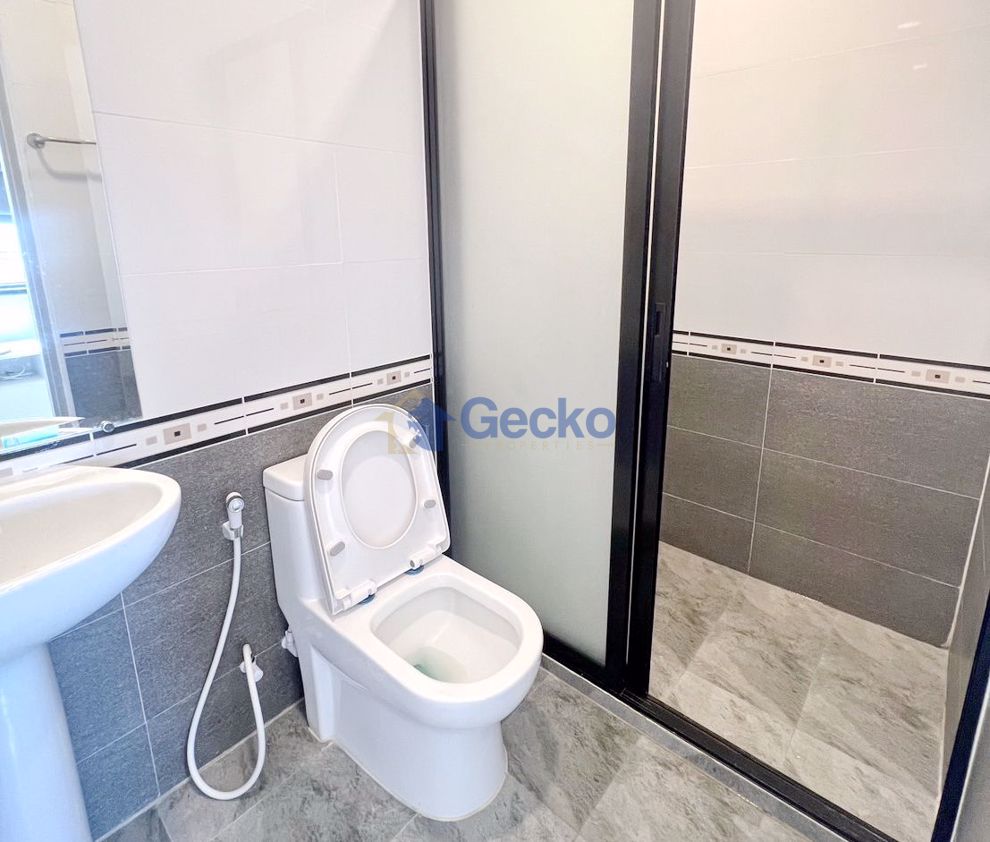 2 Bedrooms House in Chokchai village 9  East Pattaya H010860 (Photo 4)