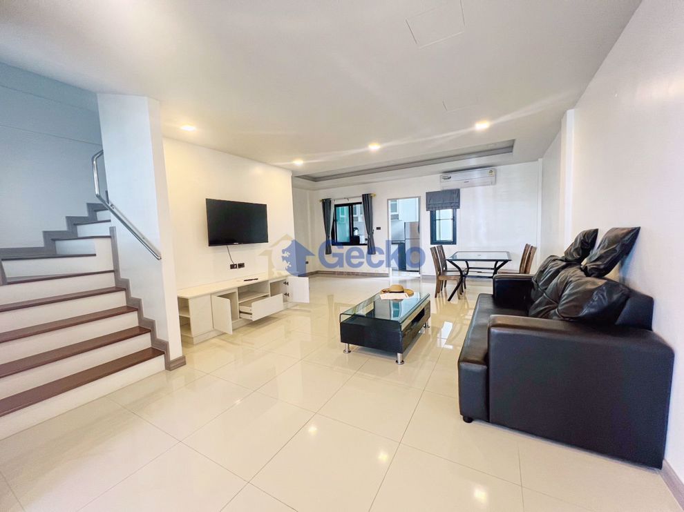 2 Bedrooms House in Chokchai village 9  East Pattaya H010860 (Photo 2)