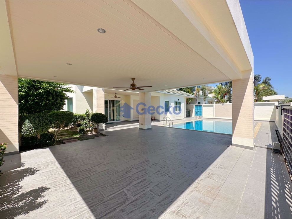 4  Bedrooms bed in House in Green Field Villas 4 in East Pattaya H009034 (Photo 3)