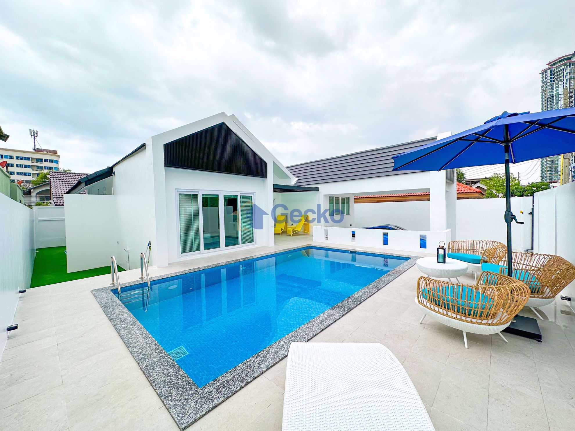 4 ห้องนอน บ้าน in หมู่บ้าน ค่าซ่าจอมเทียน  จอมเทียน H010942