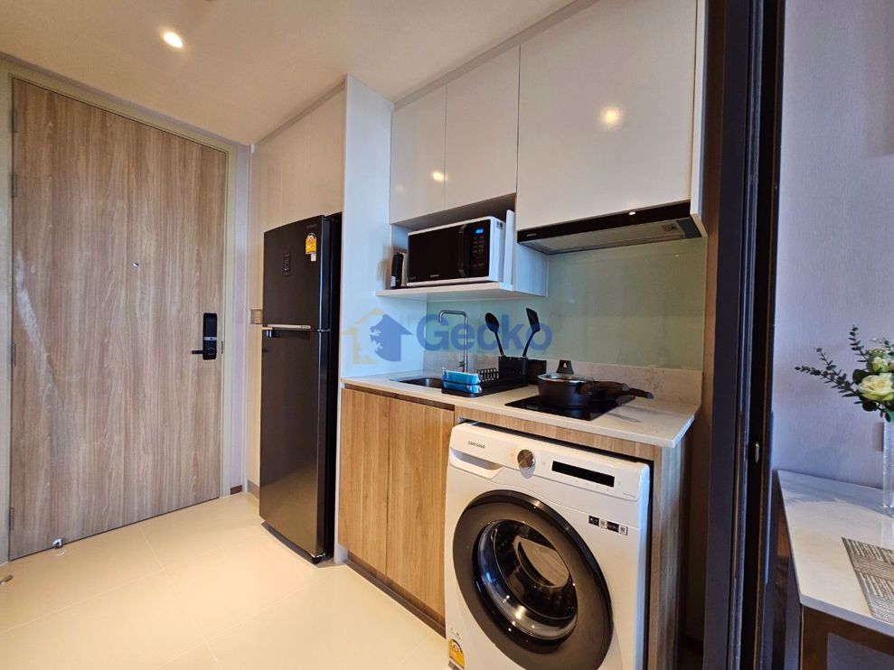 Studio Condo in Once Pattaya North Pattaya C010956 (Photo 2)