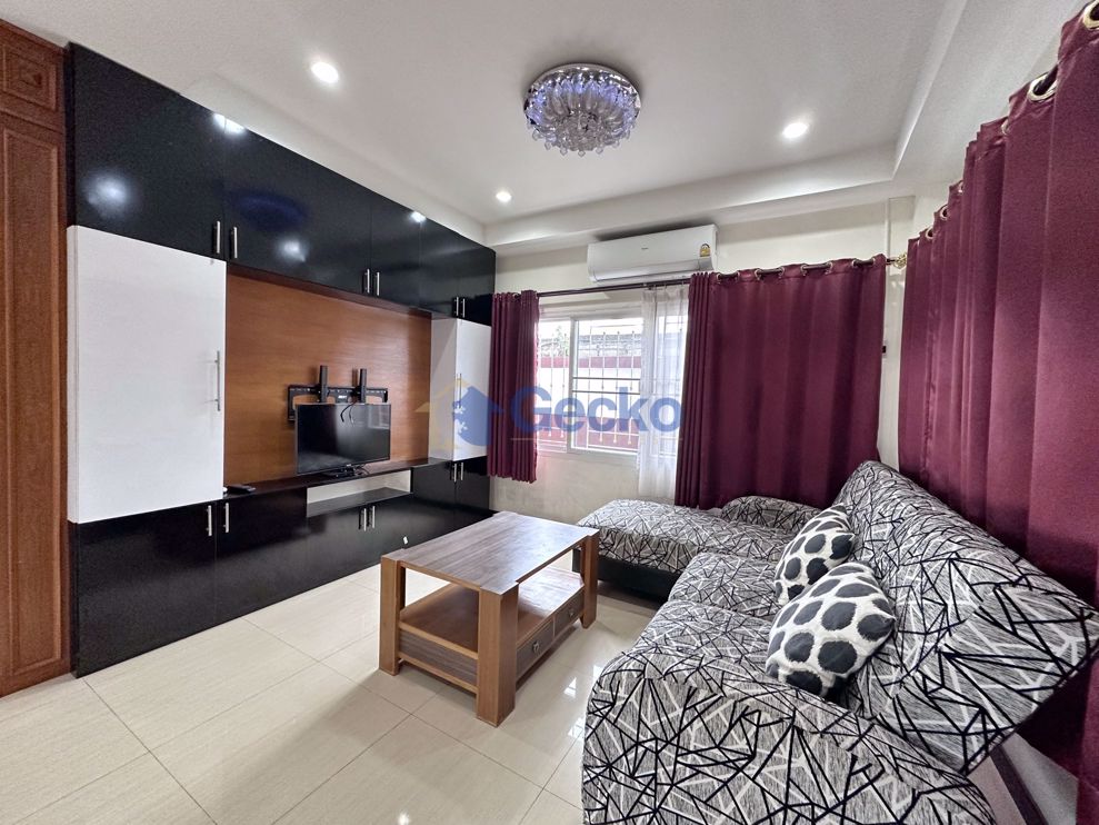 3 Bedrooms House in Fah Mi Aad Kan Village  East Pattaya H009486 (Photo 3)
