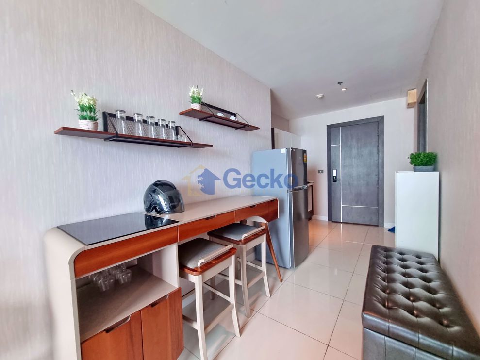 1 Bedroom Condo in The Point Pratumnak C010324 (Photo 2)