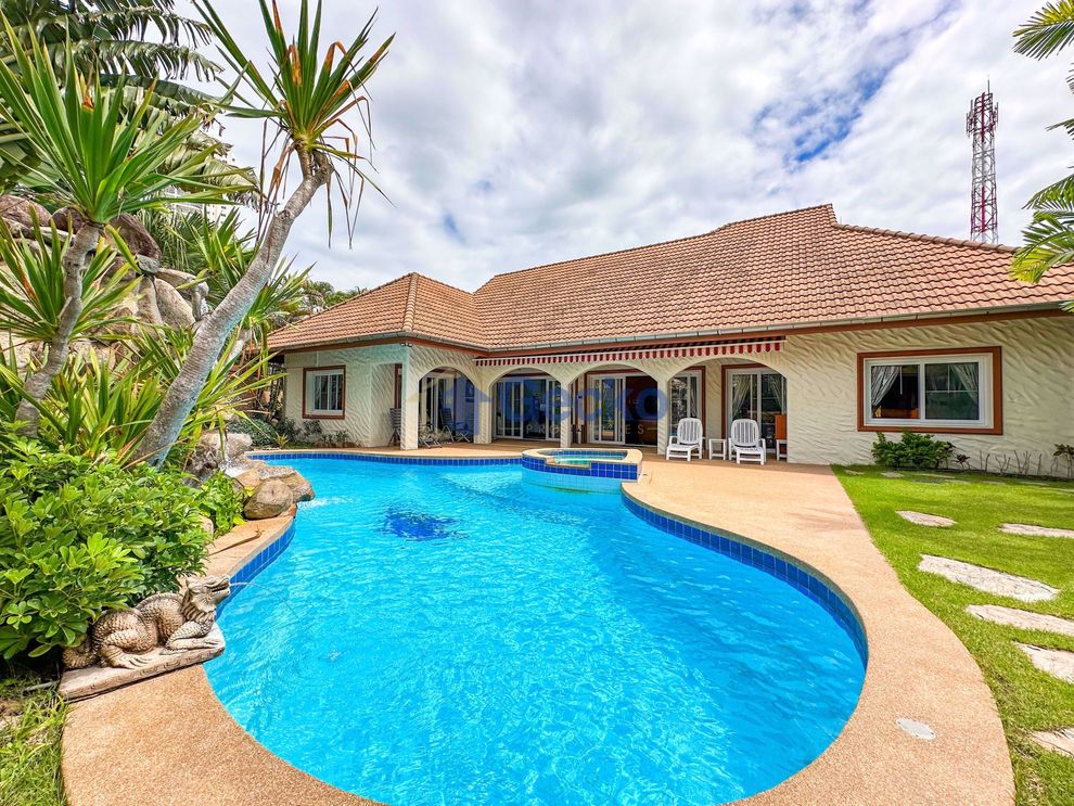 3 Bedrooms House  Wongamat H011132 (Cover Photo)