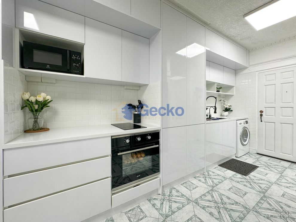 1 Bedroom Condo in Markland North Pattaya C011158 (Photo 2)