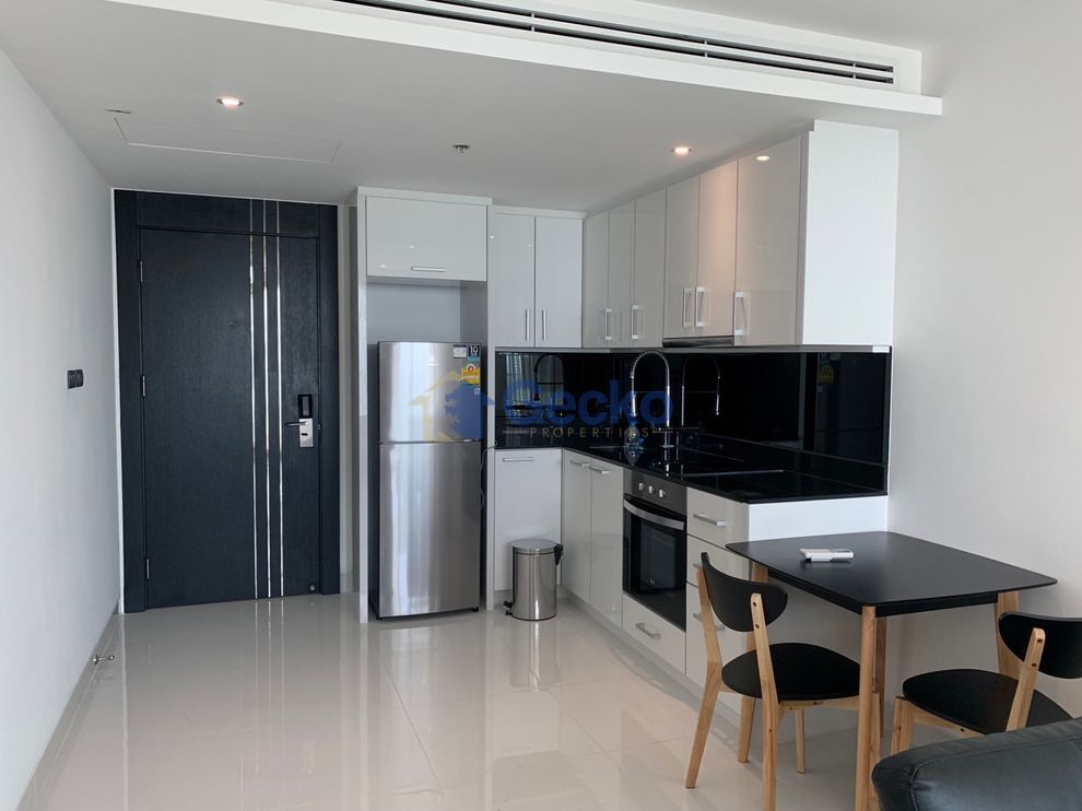 1 Bedroom Condo in Sky Residences Pratumnak C011260 (Photo 2)
