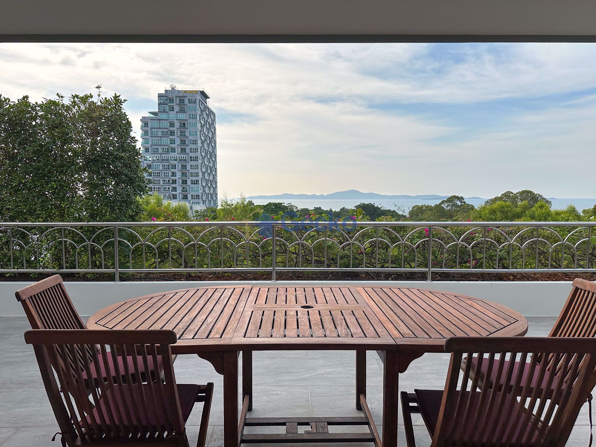 4 Bedrooms Condo in Nordic Terrace Pratumnak C006404