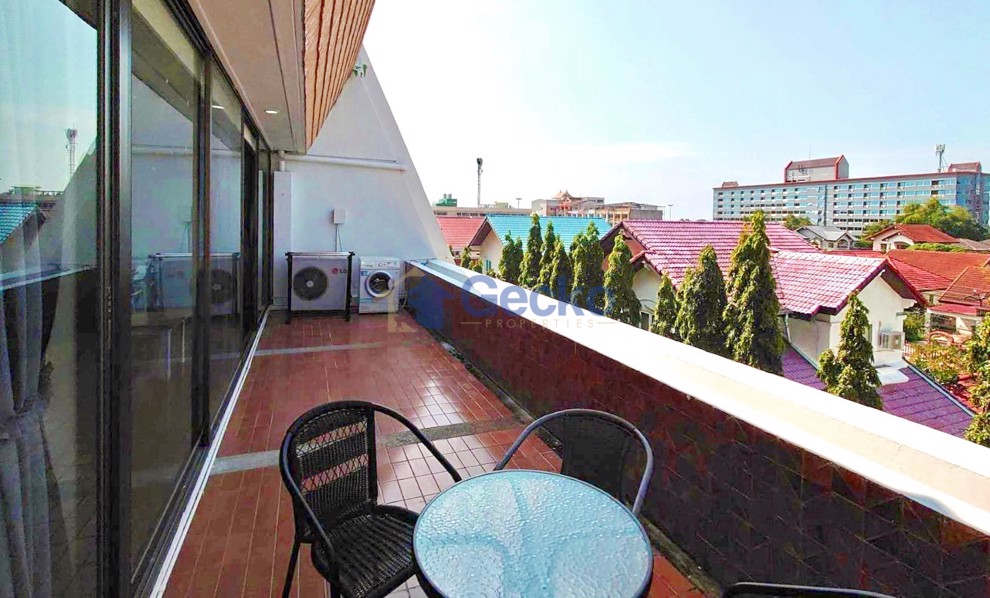 2 Bedrooms Condo in Panchalae Jomtien C011306 (Photo 1)