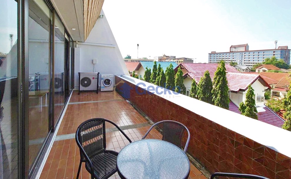2 Bedrooms Condo in Panchalae Jomtien C011306 (Photo 3)