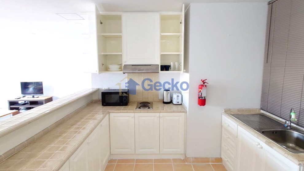 2 Bedrooms Condo in Panchalae Jomtien C011306 (Photo 4)