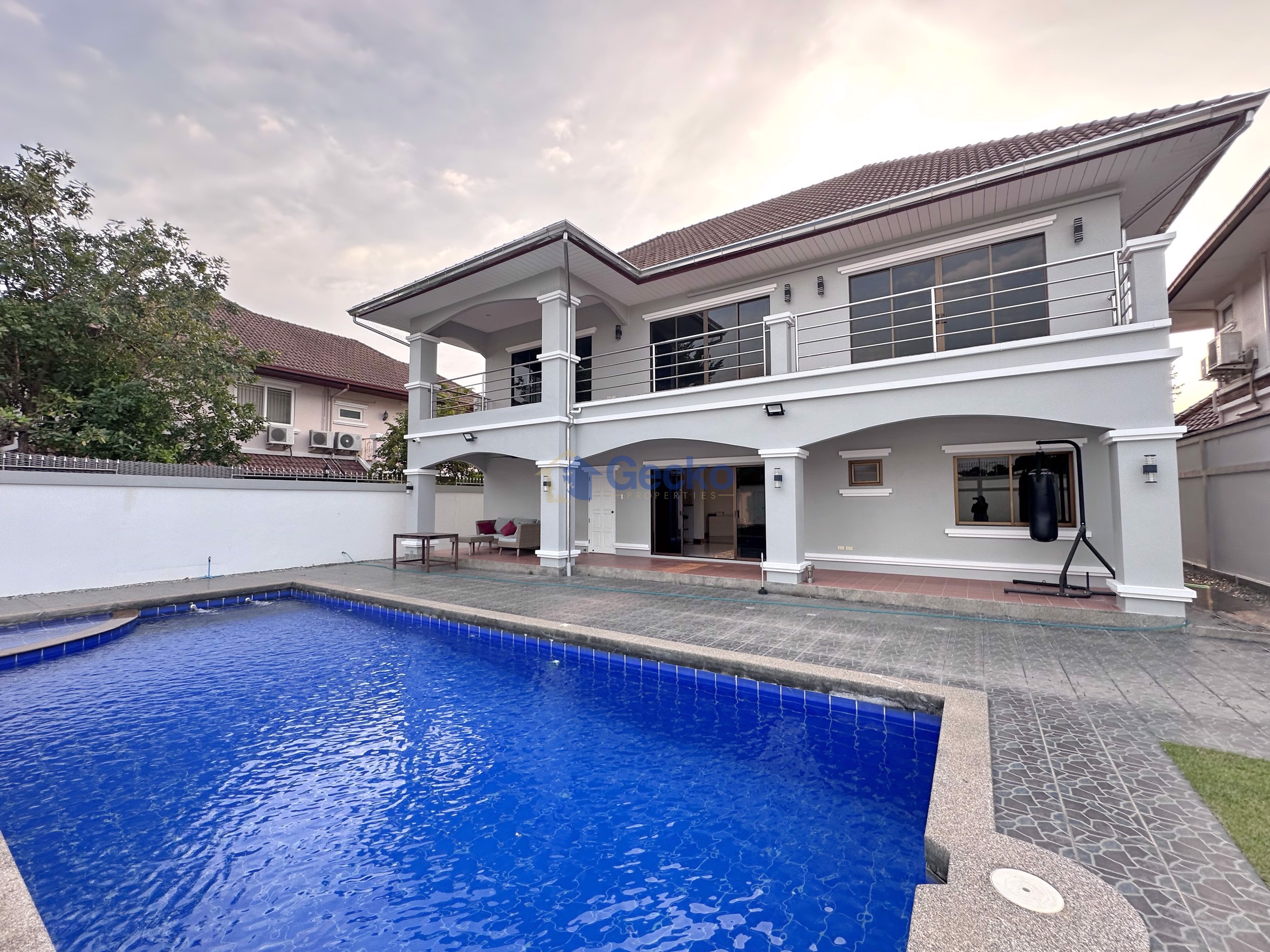 4 Bedrooms House in Lakeside Court  East Pattaya H011312