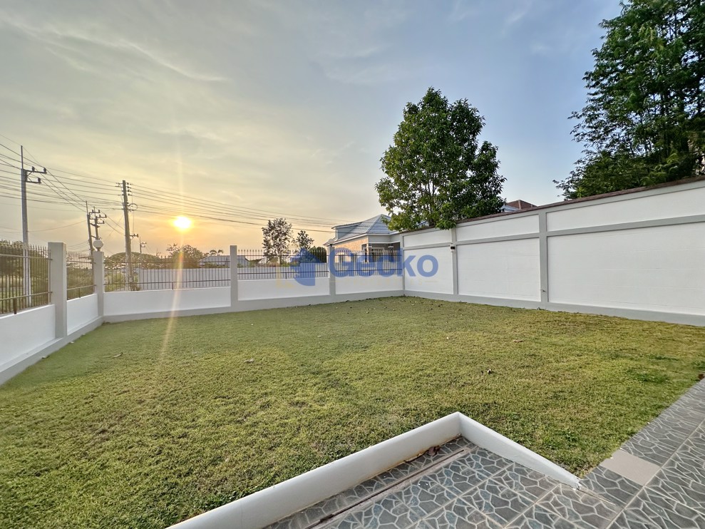 4 Bedrooms House in Lakeside Court  East Pattaya H011312 (Photo 4)