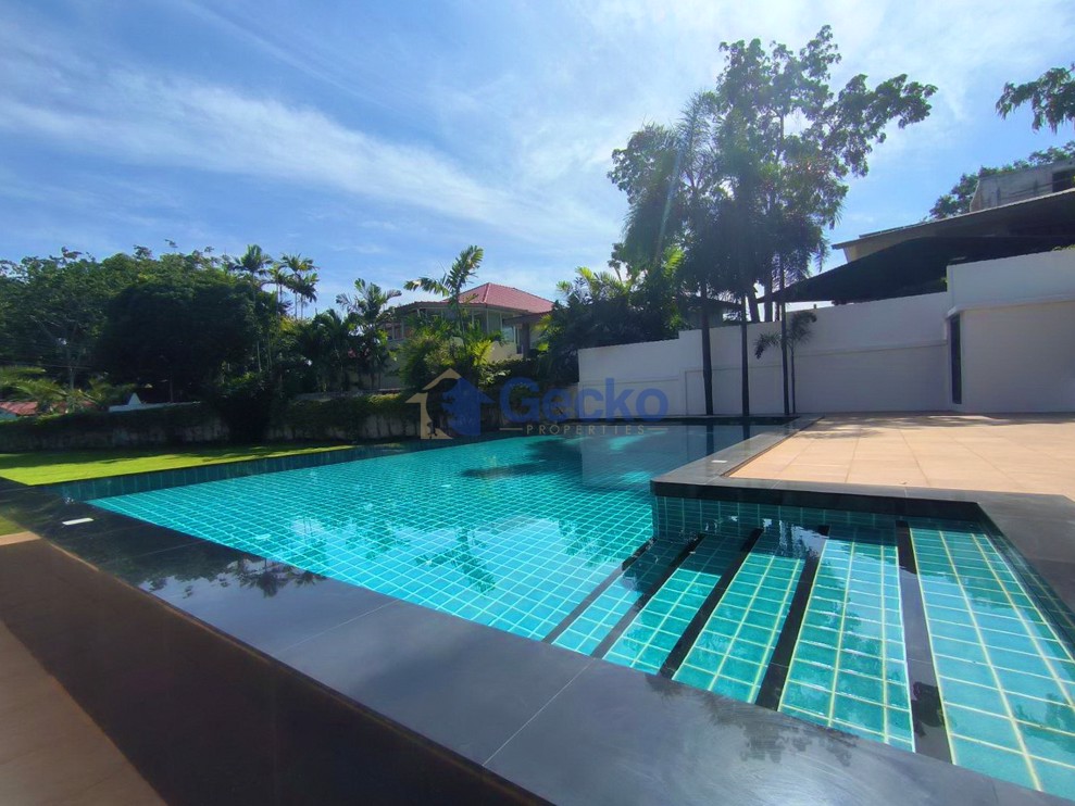 4 Bedrooms House  East Pattaya H010649 (Photo 1)