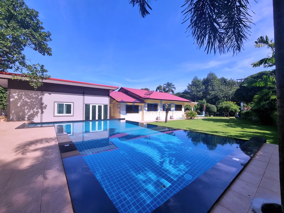 4 Bedrooms House  East Pattaya H010649 (Photo 3)
