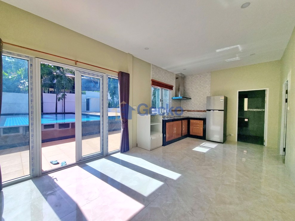 4 Bedrooms House  East Pattaya H010649 (Photo 4)