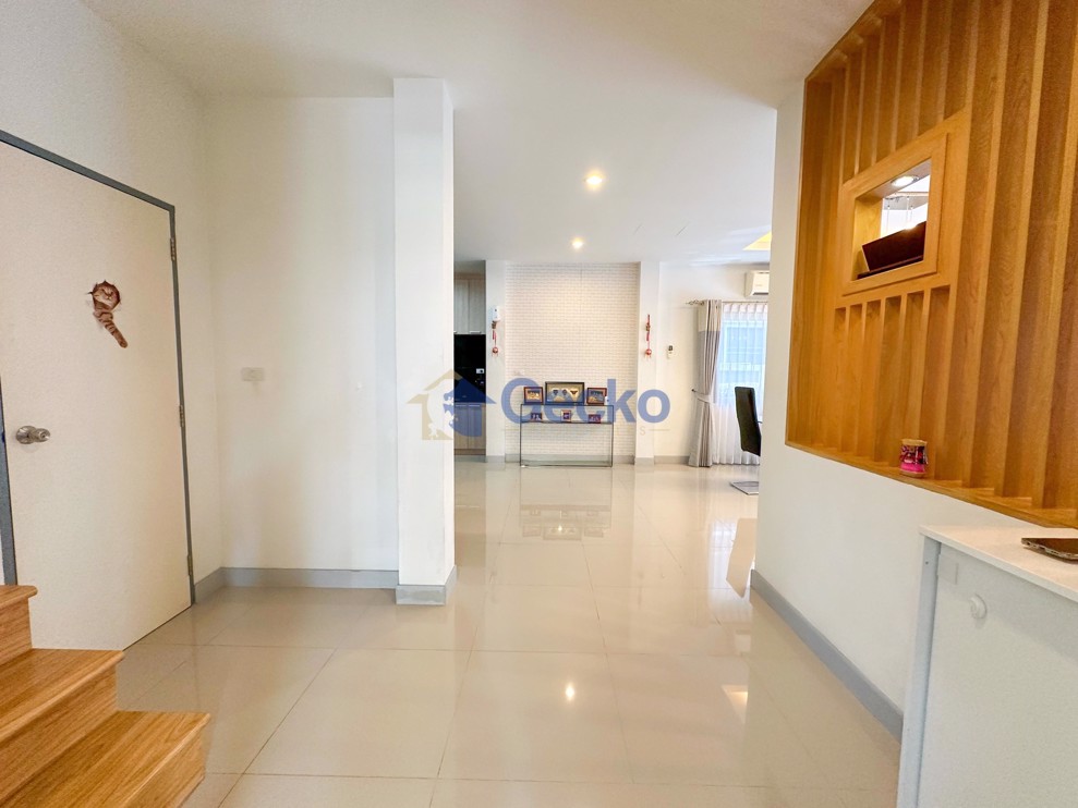 3 Bedrooms House in Patta Village  East Pattaya H011360 (Photo 2)