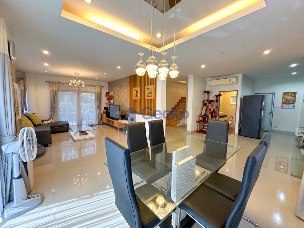 3 Bedrooms House in Patta Village  East Pattaya H011360 (Photo 4)