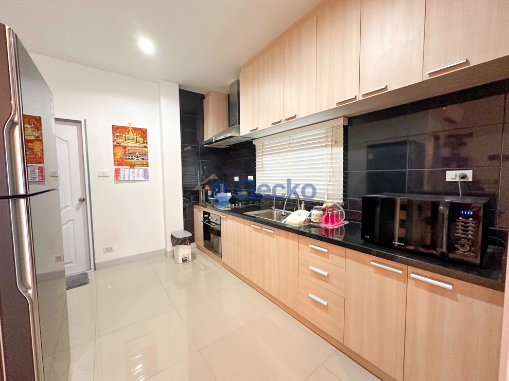 3 Bedrooms House in Patta Village  East Pattaya H011360 (Photo 3)