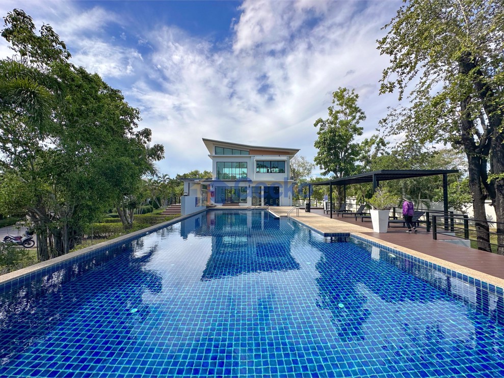 3 Bedrooms House in Patta Village  East Pattaya H011360 (Photo 1)