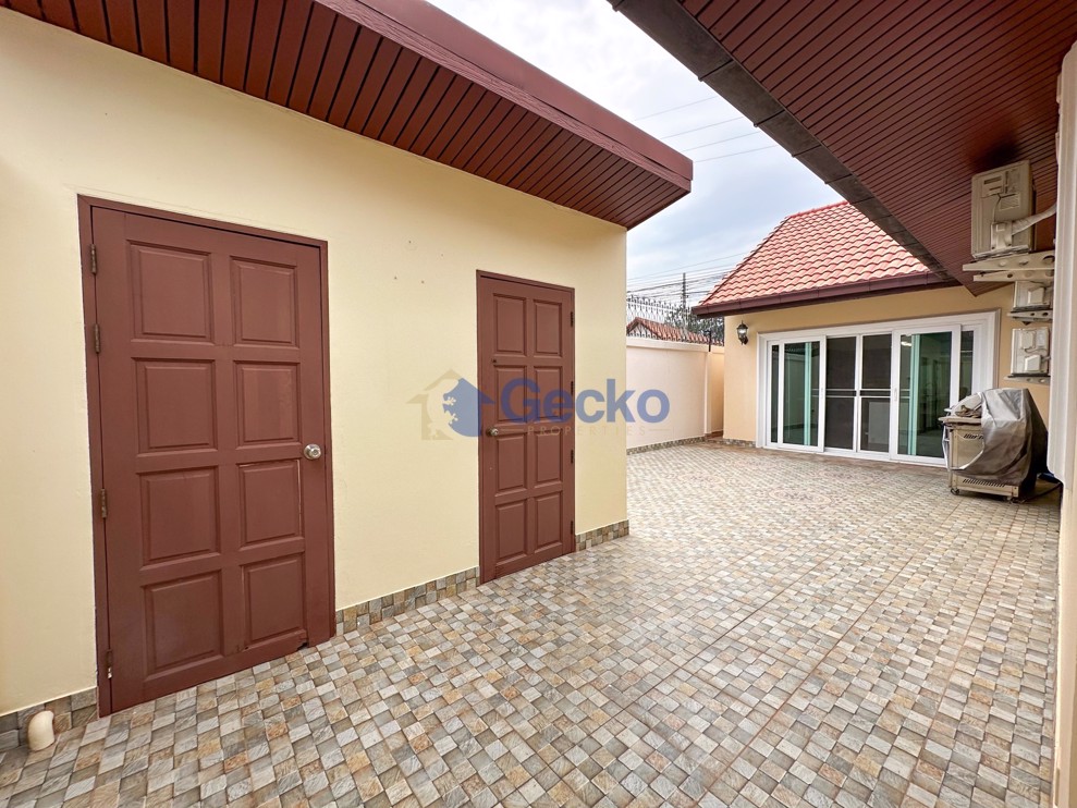 4 Bedrooms House  East Pattaya H007651 (Photo 3)