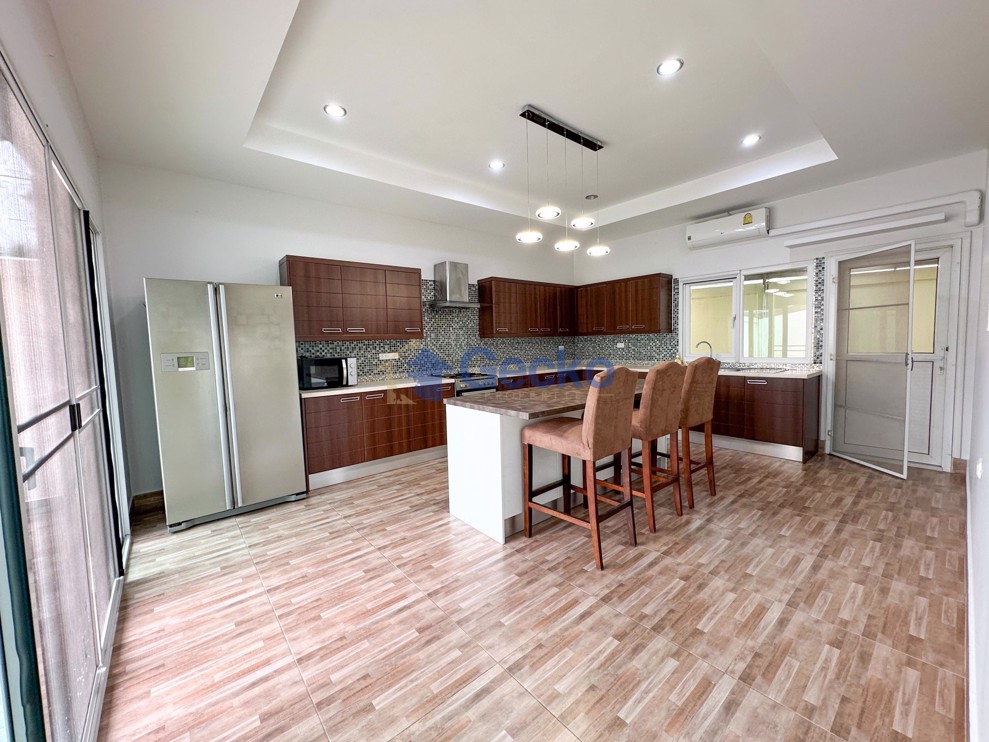 4 Bedrooms House  East Pattaya H007651 (Photo 4)