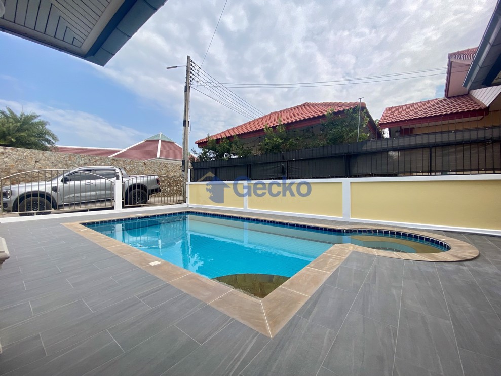 3 Bedrooms House  East Pattaya H011385 (Photo 1)