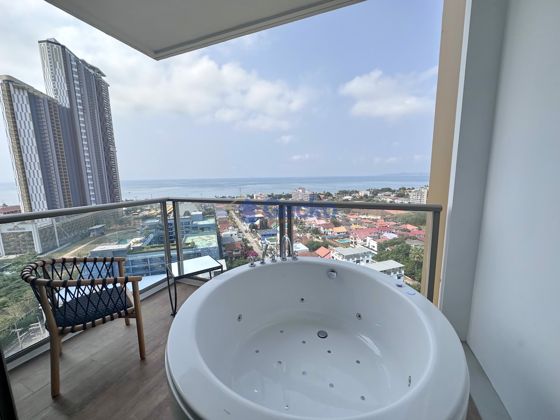 Condo in The Riviera Ocean Drive  Jomtien C011387
