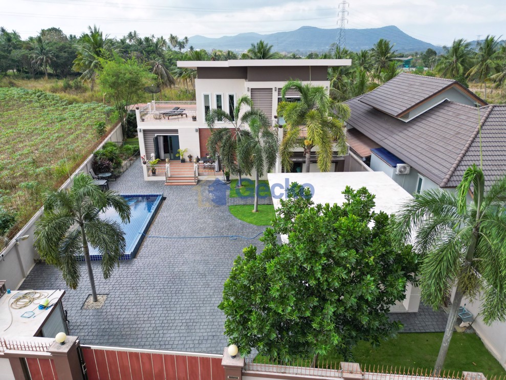 5 Bedrooms House  Bang Saray H005022 (Photo 1)