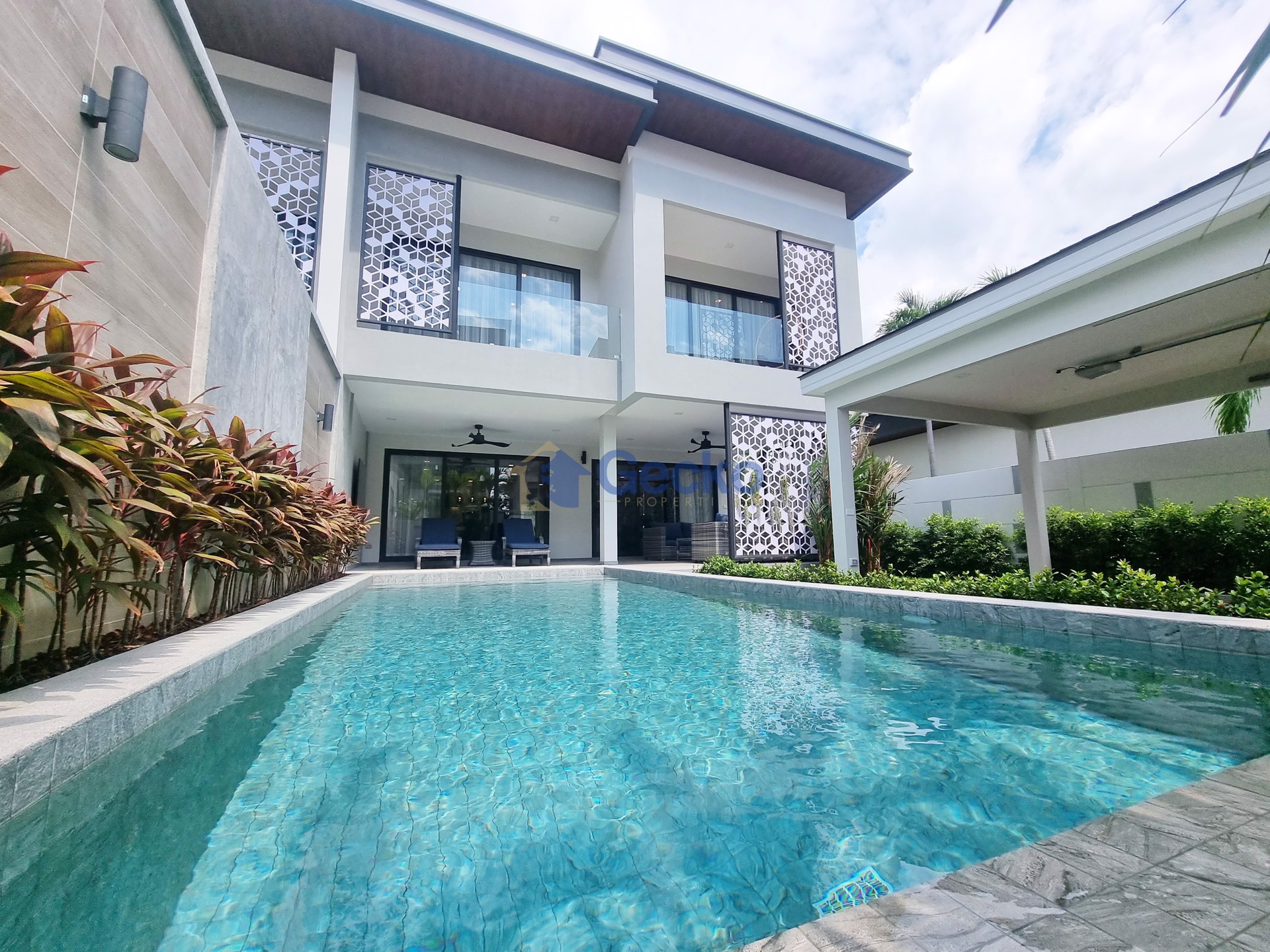 5 Bedrooms House in Serenity Jomtien Villas  Jomtien H011395