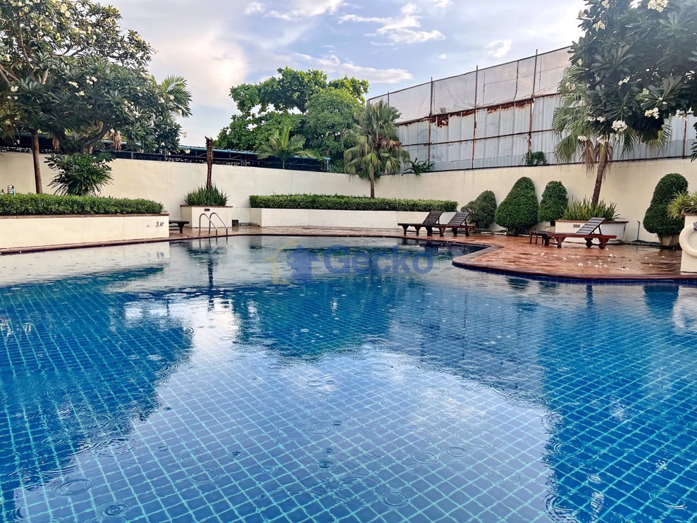 3 Bedrooms Condo in Panchalae Jomtien C011444 (Photo 1)
