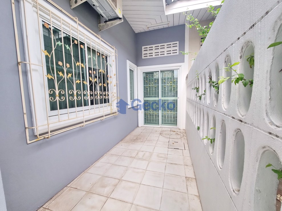 2 Bedrooms House in Chokchai Village 8  East Pattaya H011524 (Photo 2)