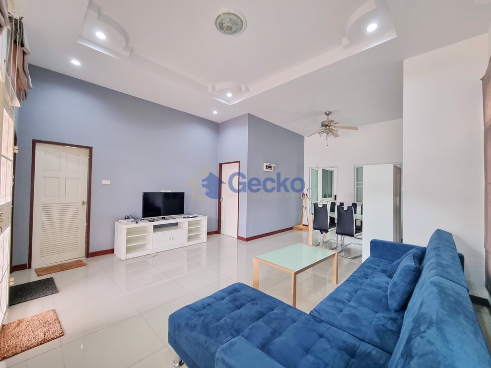 2 Bedrooms House in Chokchai Village 8  East Pattaya H011524 (Photo 4)