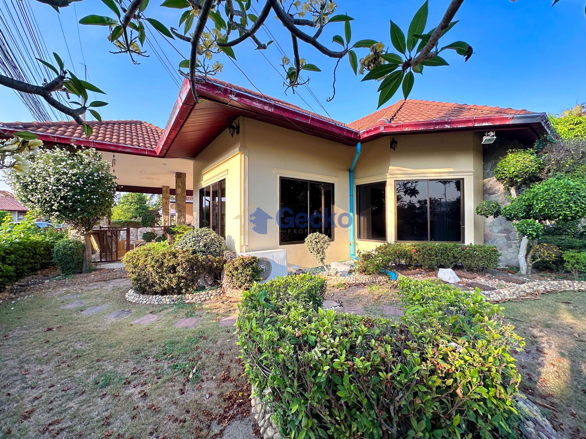 3 Bedrooms House in Pattaya Hill Village 1  East Pattaya H006157