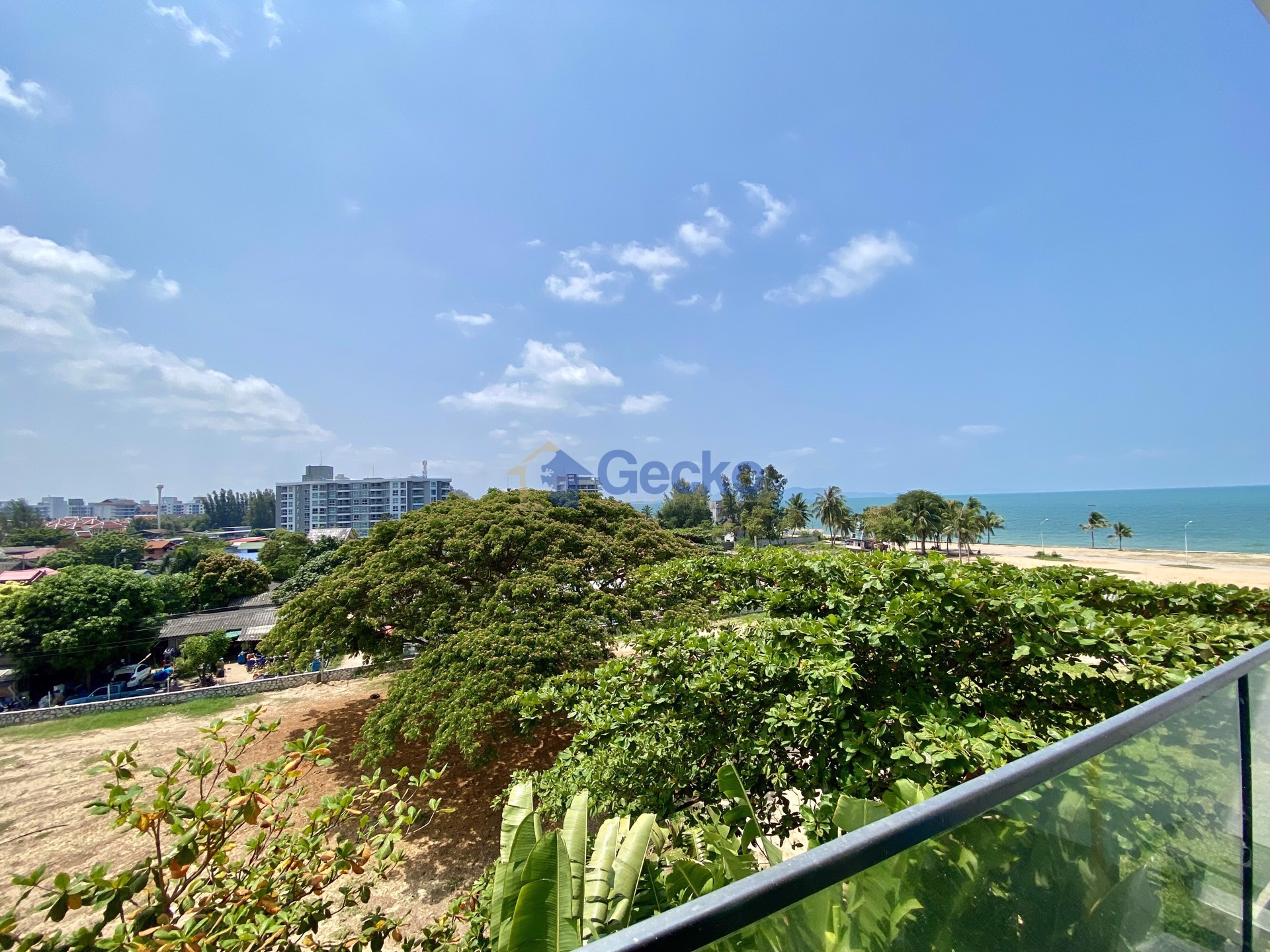 1 Bedroom Condo in Beachfront Jomtien Residence Na Jomtien C011546