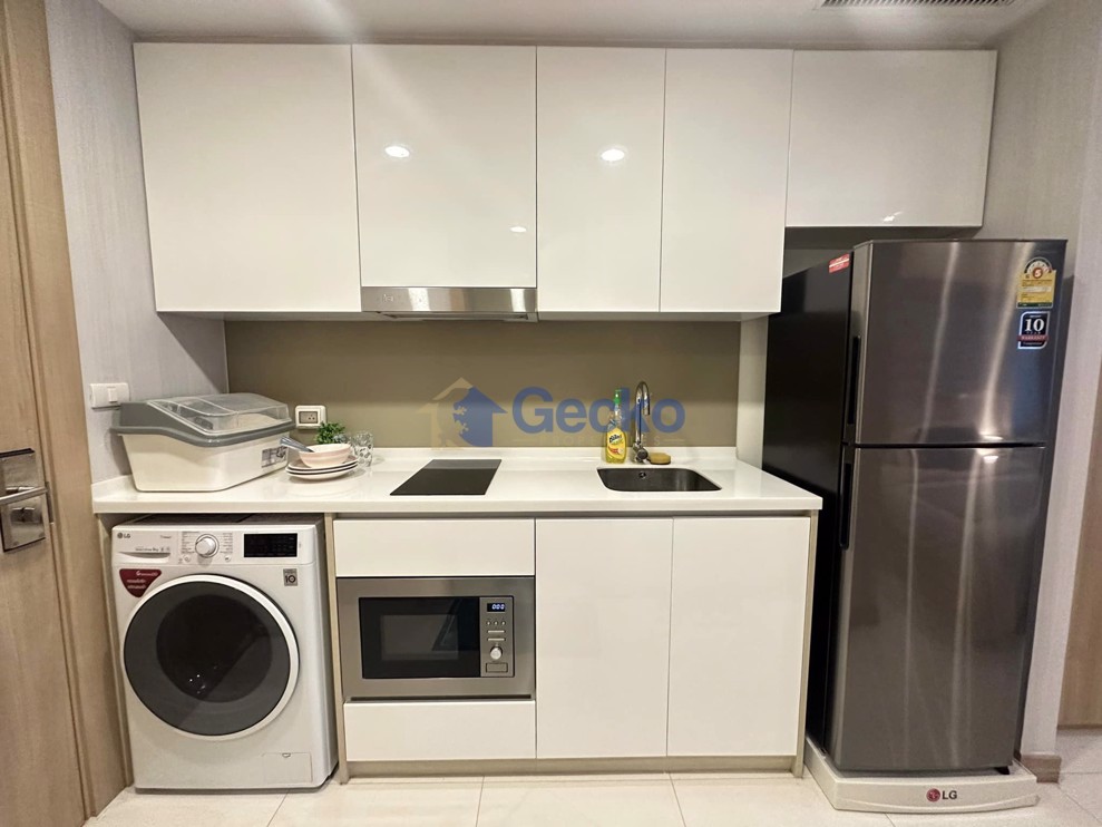 Studio Condo in The Riviera Wong Amat Beach Wongamat C011560 (Photo 3)