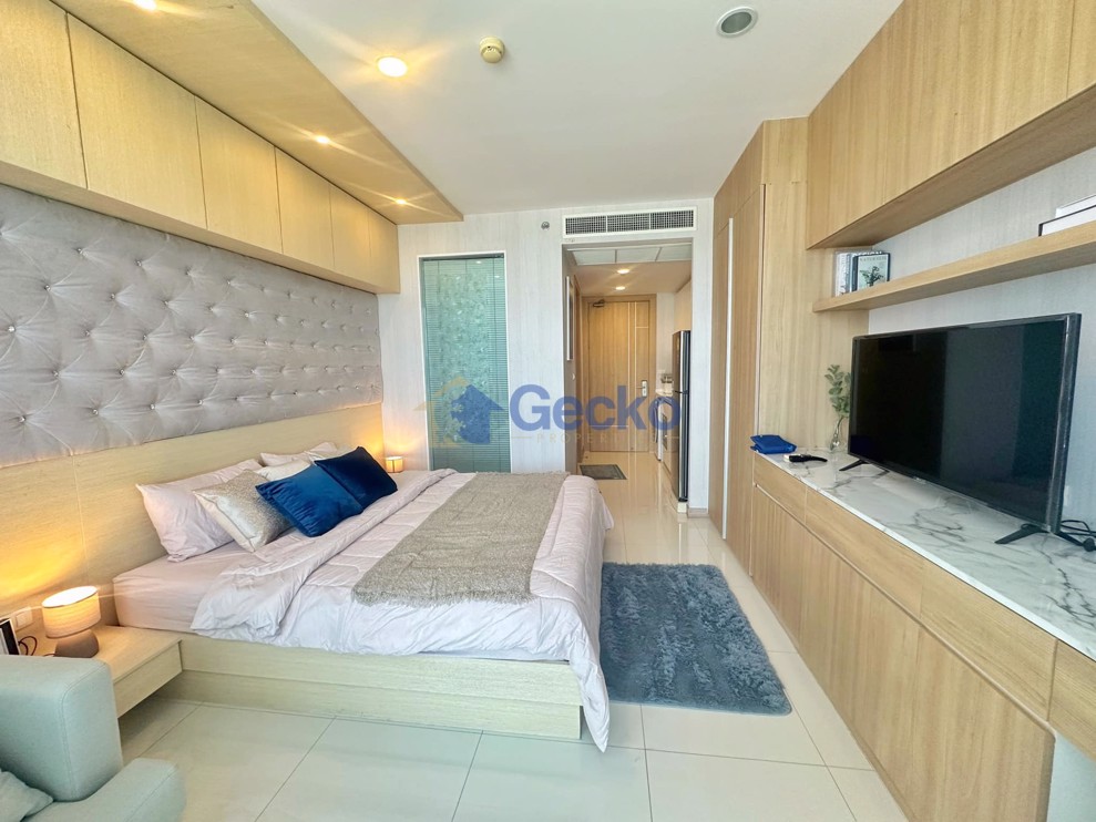 Studio Condo in The Riviera Wong Amat Beach Wongamat C011560 (Photo 4)